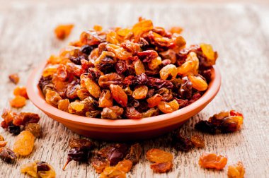 Masada taze kuru üzüm var. Kullanışlı vitaminler eser elementler.