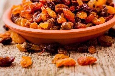 Masada taze kuru üzüm var. Kullanışlı vitaminler eser elementler.