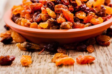 Masada taze kuru üzüm var. Kullanışlı vitaminler eser elementler.
