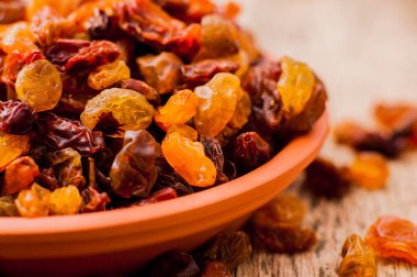 Masada taze kuru üzüm var. Kullanışlı vitaminler eser elementler.