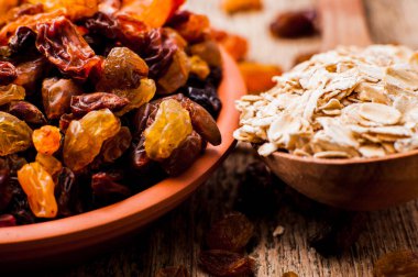 Kuru üzüm kasesi. Ahşap arka planda kuru üzümler. Taze kuru üzüm.