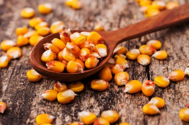 Tahta kaşık mısır taneleri. Tatlı mısır. Tahta kaşık ve mısır.