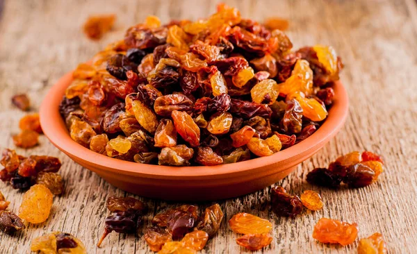 Masada taze kuru üzüm var. Kullanışlı vitaminler eser elementler.