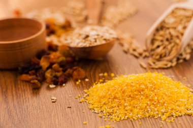 Bir kaşık toprak mantarı. Mısır homurdanıyor ve tohumlar.