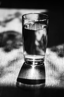 Masada bir bardak su var..