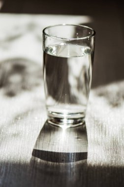 Masada bir bardak su var..