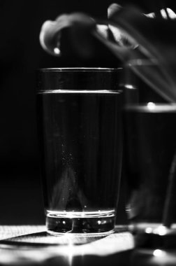 Masada bir bardak su var..