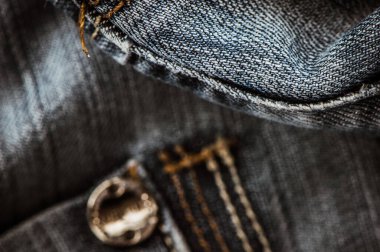 Kot pantolon arka planını ve kumaşı kapat. Kot giyim etiketi etiketi, kilitler.