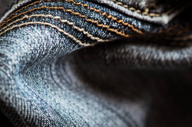 Kot pantolon arka planını ve kumaşı kapat. Kot giyim etiketi etiketi, kilitler.