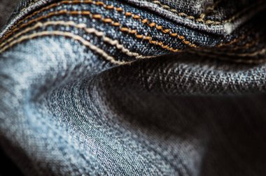 Kot pantolon arka planını ve kumaşı kapat. Kot giyim etiketi etiketi, kilitler.