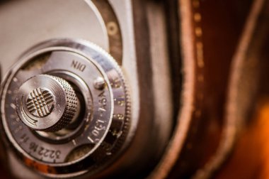 Eski model deri kamera. Metal kepenk kamerası.