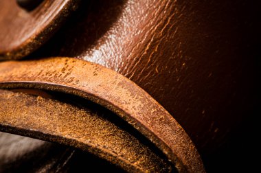 Kahverengi deri kumaş. Klasik.