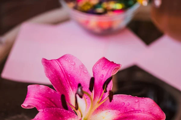 Beaux Lys Rouge Sur Table — Photo