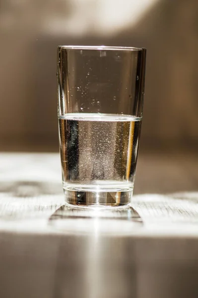 Vaso Agua Está Sobre Mesa — Foto de Stock