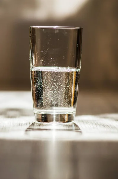 Vaso Agua Está Sobre Mesa — Foto de Stock