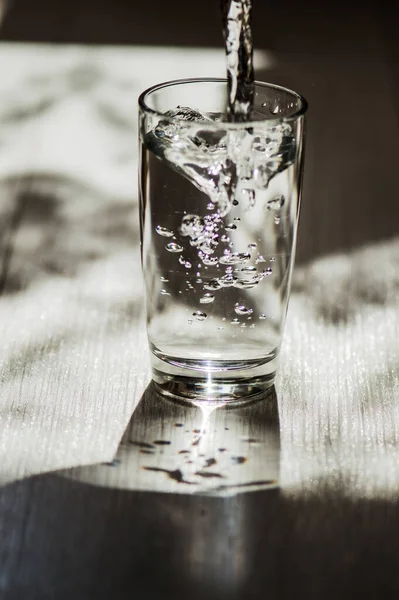 Verre Eau Est Sur Table — Photo