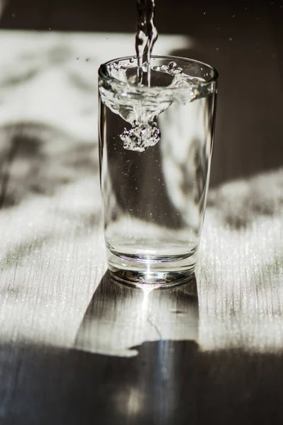 Segelas Air Ada Atas Meja — Stok Foto
