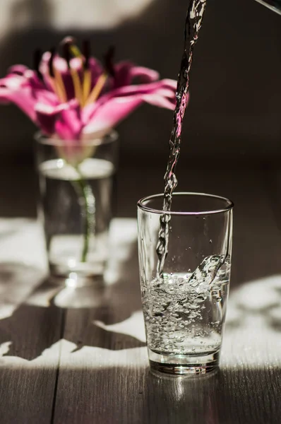 Verre Eau Froide Placé Sur Bois Floor Focus Fleurs Lis — Photo