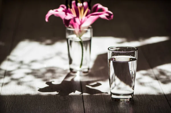 Verre Eau Froide Placé Sur Bois Floor Focus Fleurs Lis — Photo