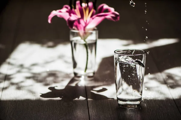 Vidrio Agua Fría Colocada Madera Floor Focus Flores Lirio — Foto de Stock