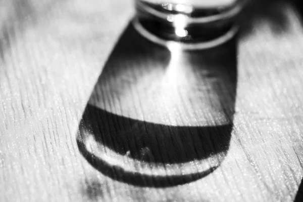 Ein Glas Wasser Steht Auf Dem Tisch — Stockfoto