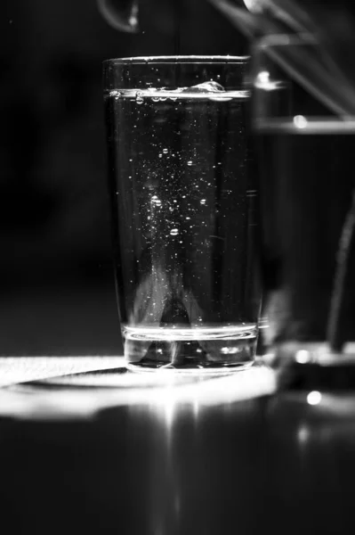 Ett Glas Vatten Står Bordet — Stockfoto