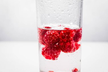 Su damlacıklarında taze ahududu.