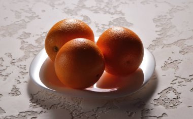 Lezzetli kırmızı Sicilya portakalları ahşap bir masanın üzerinde, bir kesik, görünür kırmızı posa, saat yönünde dönüyor