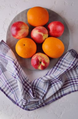 Taze meyve. Nektarinler ve portakallar masada..