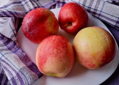 Masada taze nektarinler var.