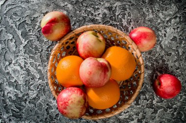 Taze meyve. Nektarinler ve portakallar masada..