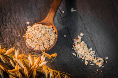 Masada bir kaşık yulaf ezmesi var. Yulaf ezmesi..