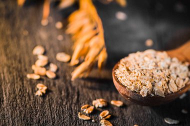 Masada bir kaşık yulaf ezmesi var. Yulaf ezmesi..