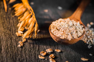 Masada bir kaşık yulaf ezmesi var. Yulaf ezmesi..