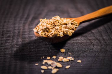 Masada bir kaşık yulaf ezmesi var. Yulaf ezmesi..