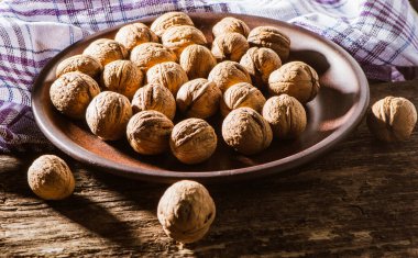 ceviz ve kırık ceviz yakın çekim.