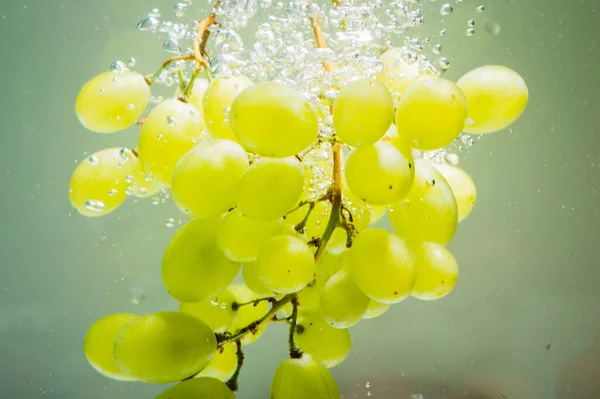 Raisins Verts Frais Dans Eau — Photo