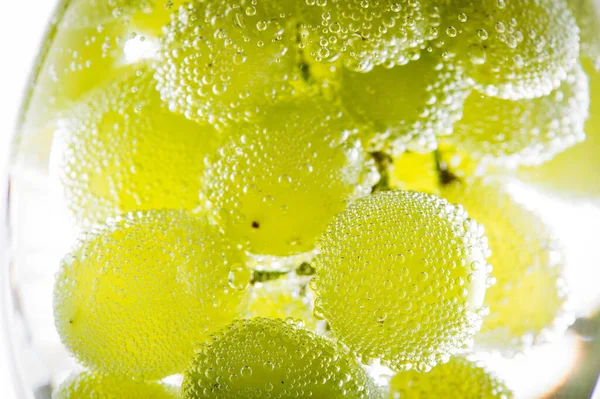 Uvas Verdes Frescas Água — Fotografia de Stock