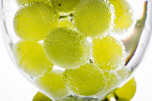 Uvas Verdes Frescas Água — Fotografia de Stock