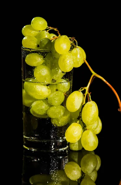 Uvas Verdes Frescas Con Gotas Agua —  Fotos de Stock