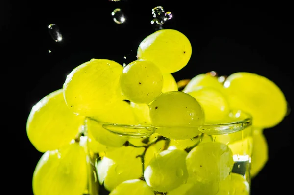 Uvas Verdes Frescas Con Gotas Agua —  Fotos de Stock