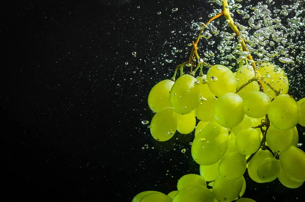 Uvas Verdes Frescas Con Gotas Agua — Foto de Stock