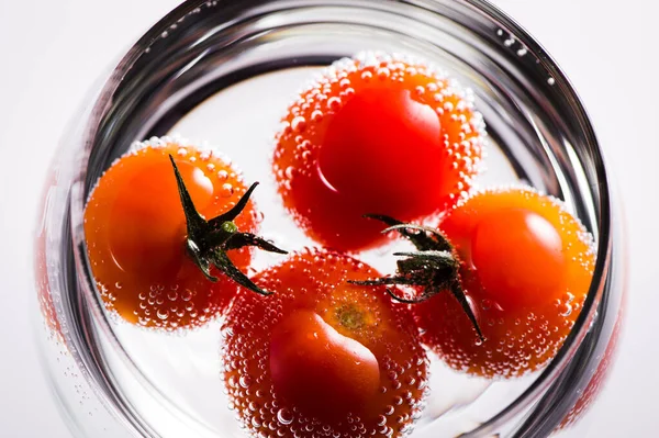 Tomates Cerises Fraîches Dans Eau — Photo