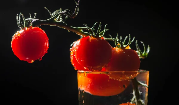 Tomates Cerises Dans Eau Éclaboussures Gouttes — Photo