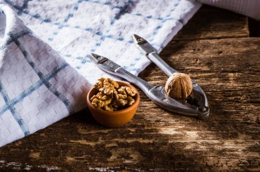 ceviz ve kırık ceviz yakın çekim.