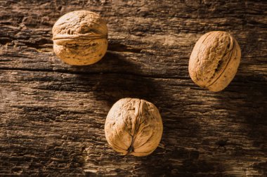 Taze ceviz. Vitaminler sağlıklı bir yaşam tarzı için yararlıdır..