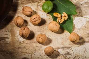 Taze ceviz. Vitaminler sağlıklı bir yaşam tarzı için yararlıdır..