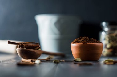 Kahve, tarçın ve kakule için baharatlar..