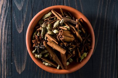 Kahve için baharatlar, tarçın, yıldız anason, karanfil