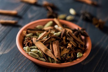 Kahve için baharatlar, tarçın, yıldız anason, karanfil